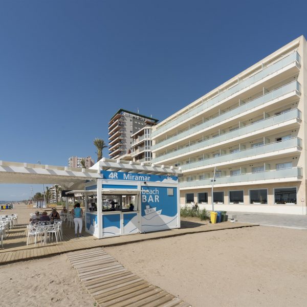 Beach Bar i façana de l'Hotel 4R Miramar Calafell