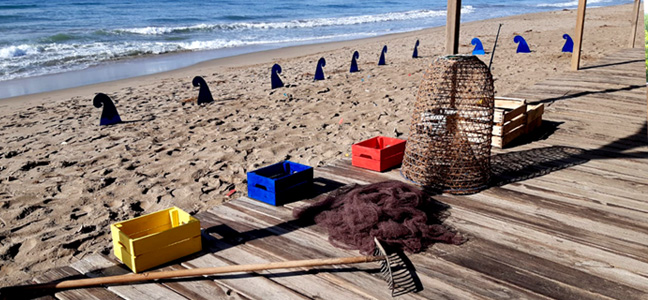 Eines a la platja: caixes, xarxes...