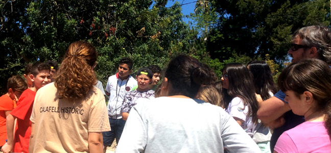 Un grup d'alumnes escoltant una educadora de Calafell Històric