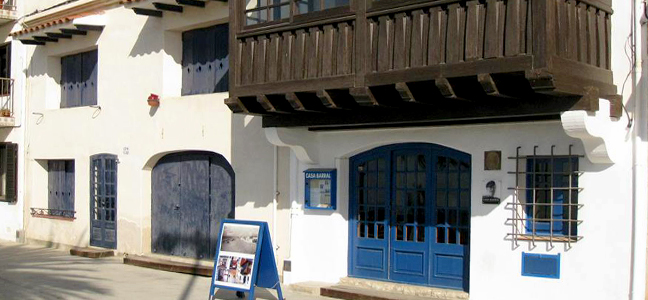 Entrada principal de la Casa Barral, la seva porta blava i la balconera de fusta