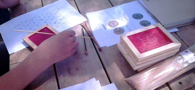 Full de paper i eines d'escriptura ibèrica i el seu alfabet