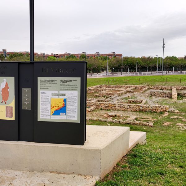 La museïtzació al jaciment romà del Vilarenc amn les restes al fons
