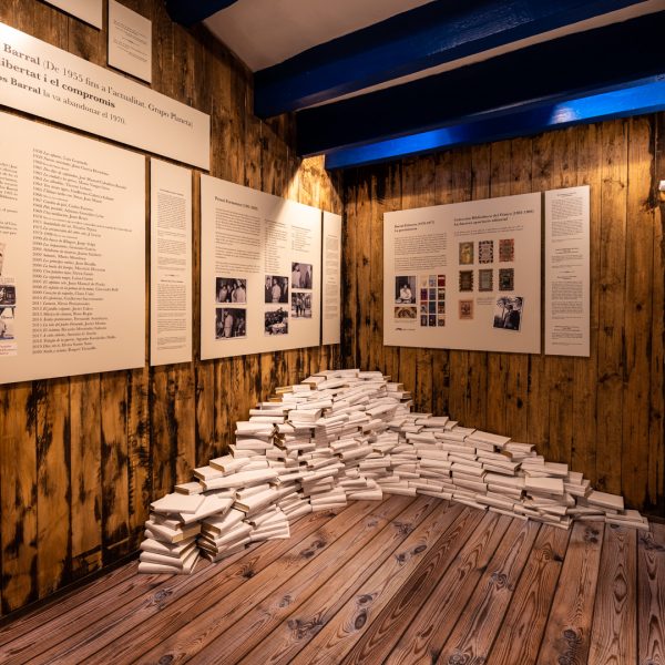 Exposición de "Seix Barral", la editorial de Carles Barral, en el interior del Museo Casa Barral