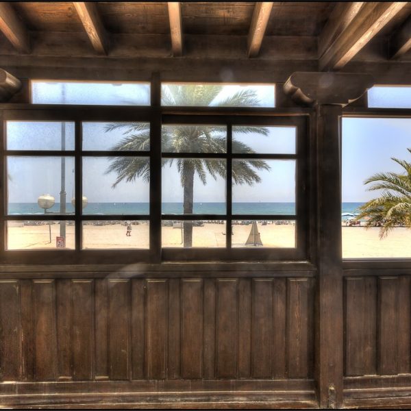 Vue sur la plage depuis l’oriel en bois canarien du musée Casa Barral
