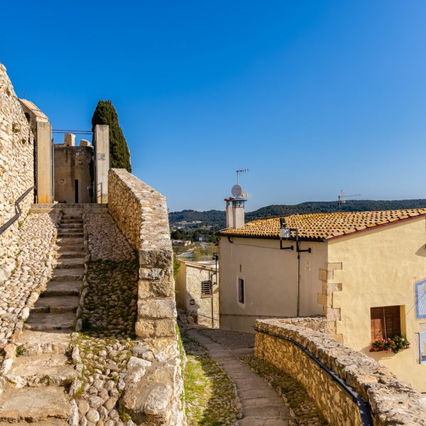 La montée menant au château de la Santa Creu avec les marches en pierre et l’entrée