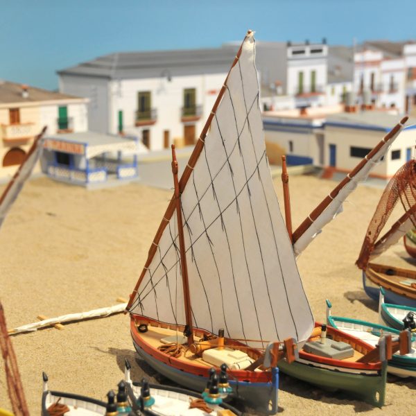 Partie de la maquette de la Confrérie des pêcheurs avec les bateaux au premier plan et des petites maisons en arrière-plan