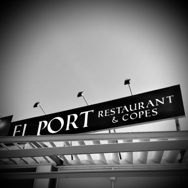 Vistes en blanc i negre exterior del Restaurant El Port