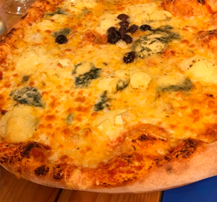 Pizza quatre formatges i olives del Restaurant Claudi